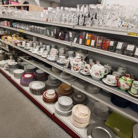 lot Assiettes et tasse bol, couvert alimentaire verre: bierre, vin, alcool